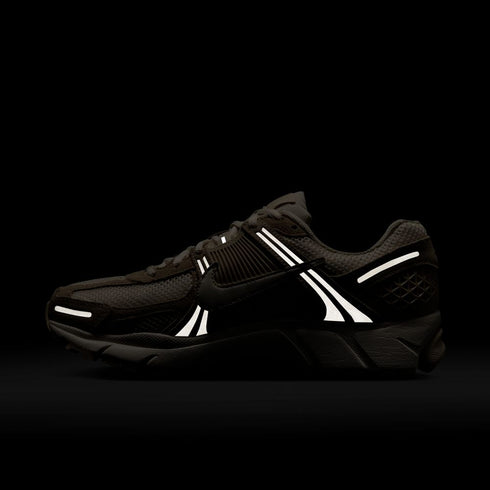 NIKE Zoom Vomero 5 Womens Sneakers
